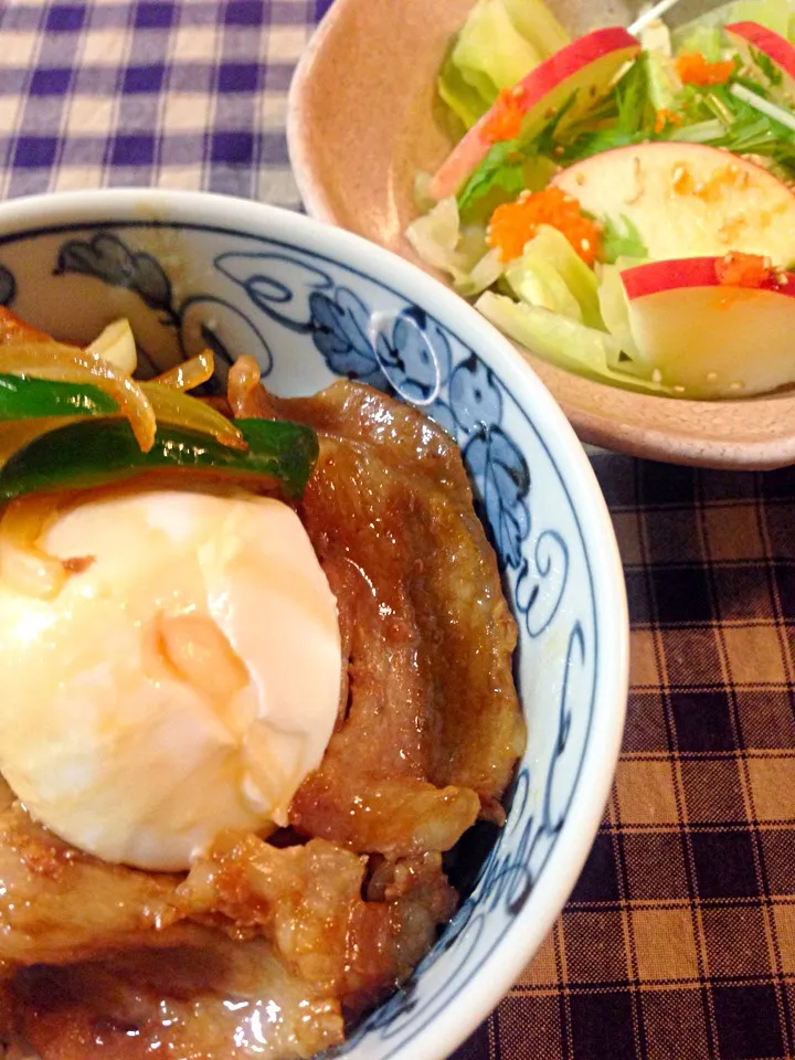 Snapdishの料理写真:★温玉付豚丼・キャベツのにんじんドレッシングサラダ★|深谷 恵さん