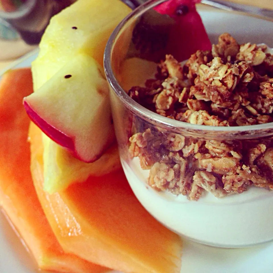 fruit, musli and yoghurt|Caroline Nielsenさん