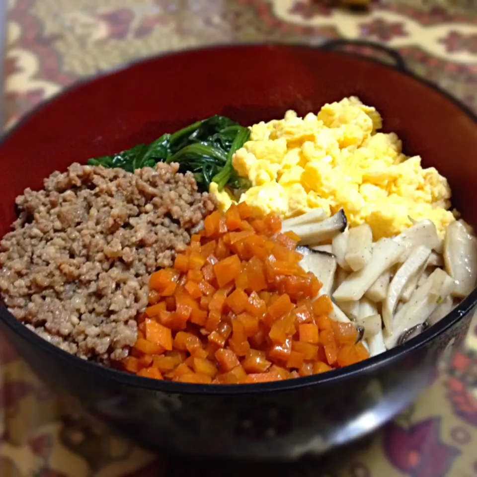 Snapdishの料理写真:5色そぼろ丼|hirotanさん