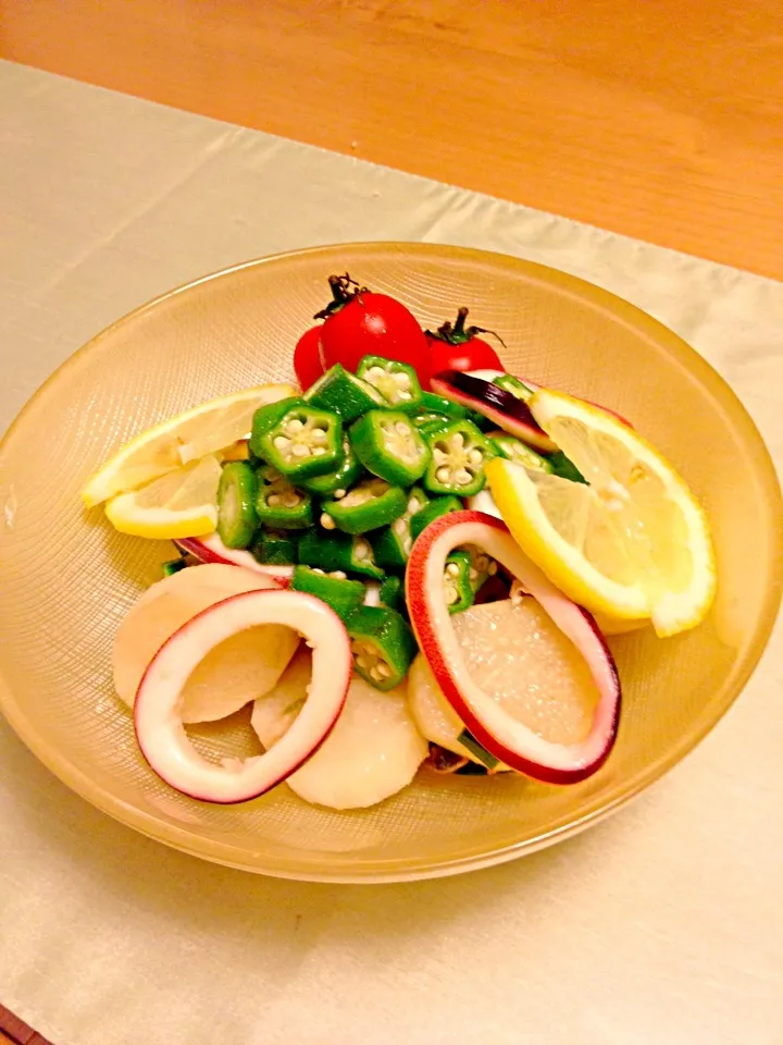 Snapdishの料理写真:Tomokoさん料理参考                        イカとマッシュルームと長芋のネギ塩炒め♡|くうちゃんさん