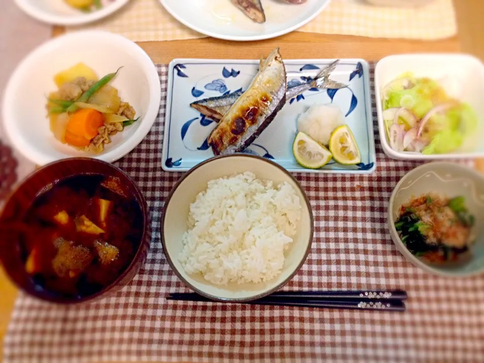 秋刀魚の塩焼き、肉じゃが、ほうれん草のおひたし、サラダ、豆腐と南関あげの赤だし、ご飯。|あすみさん