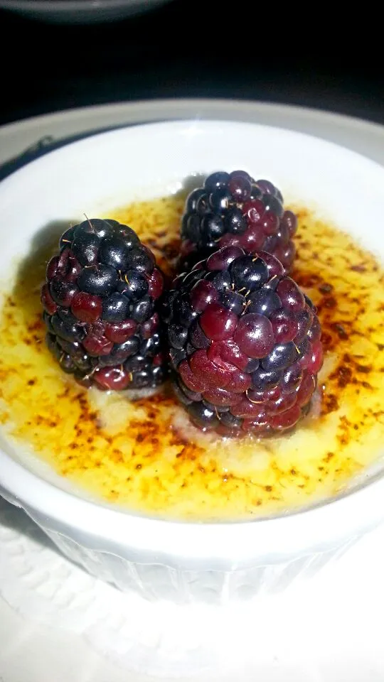 Vanilla Bean Creme Brulee with fresh  raspberries|Shanika Brownさん