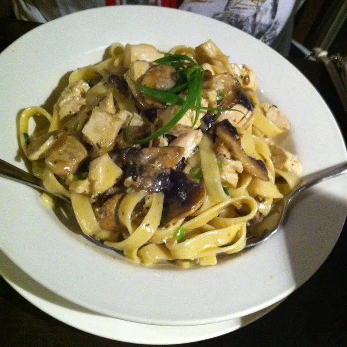 My colleague's (Angela) Fettuccine Pollo e Funghi.|@projecthoneypotさん