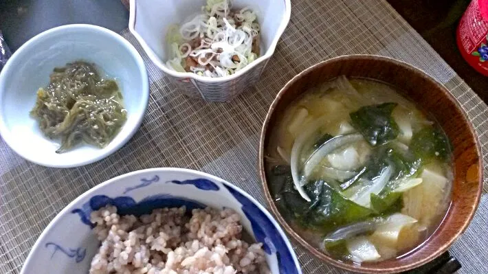 めかぶ&納豆&じゃがいもと玉ねぎ、わかめの味噌汁|まぐろさん