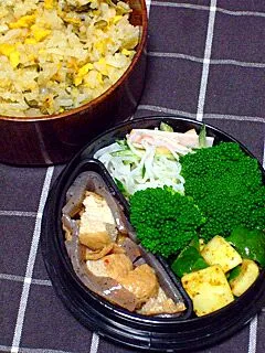 お弁当（高菜炒飯、春雨サラダ、きんぴらこんにゃくと油揚げの煮物、イカとピーマンのカレー炒め、ブロッコリー）|すーさん