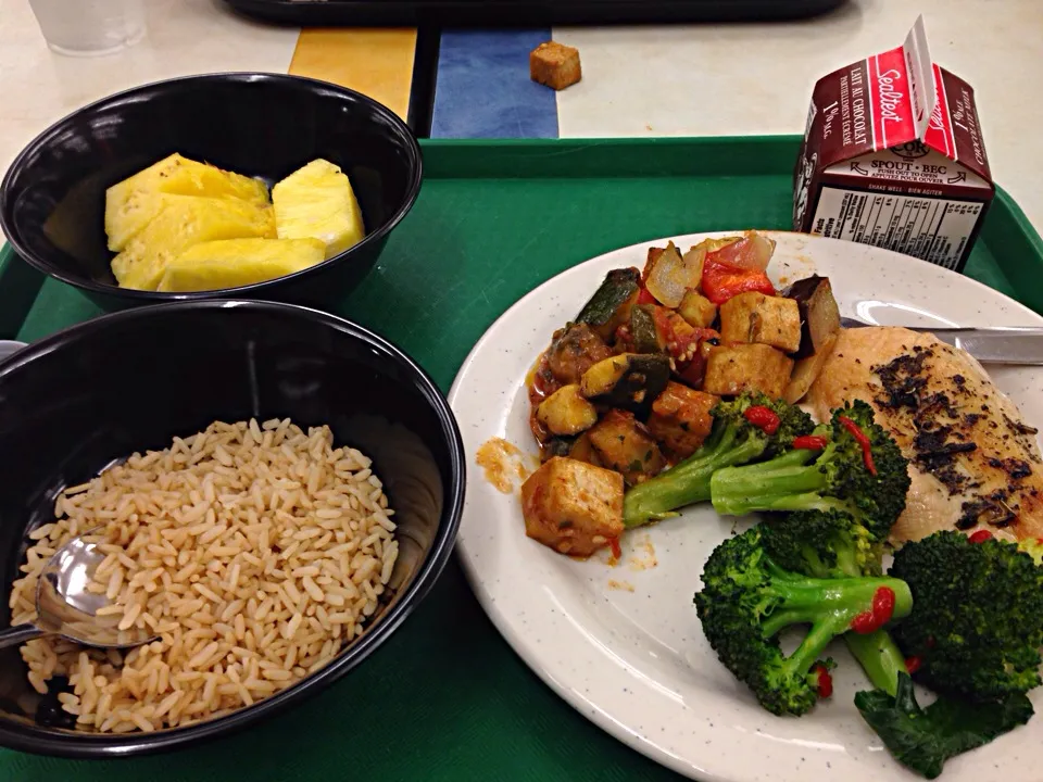 Brown rice, tofu and veggies, broccoli, chicken breast, pineapple, chocolate milk|joie chowさん