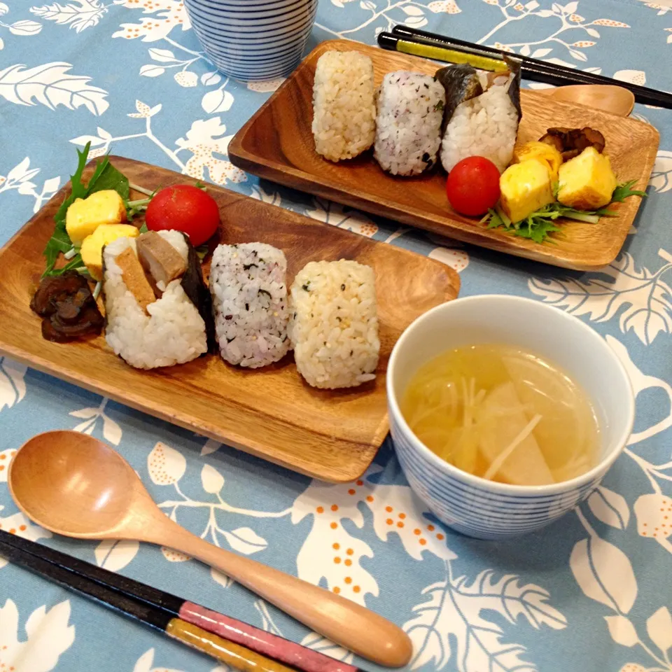 Snapdishの料理写真:朝ごはんのおにぎりセット|Machida_DotLineさん