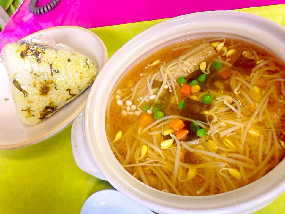 大豆もやしと🍄キノコの味噌汁|マニラ男さん