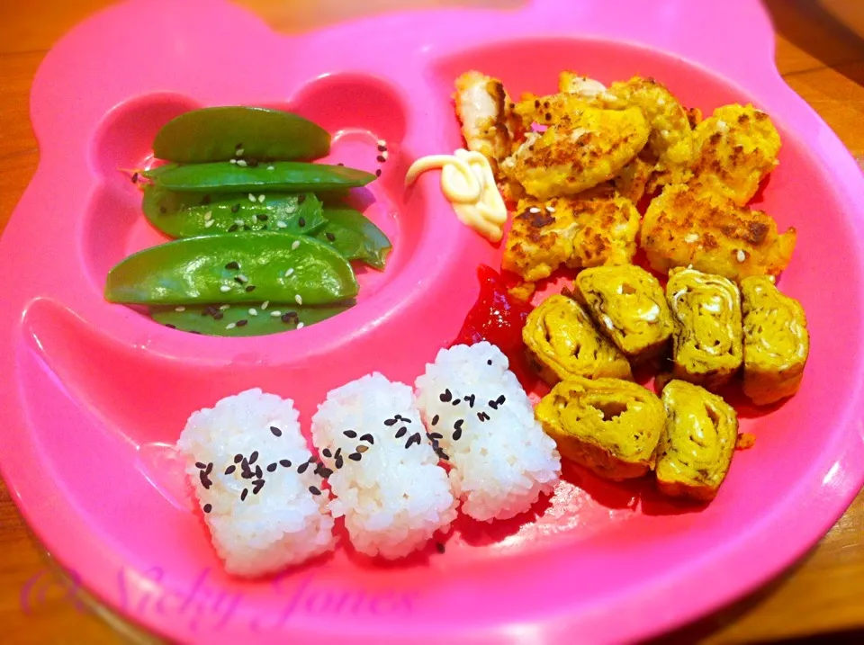 Homemade chicken nuggets with Japanese omelette, blanched sweet peas and rice.|Nicky Jonesさん