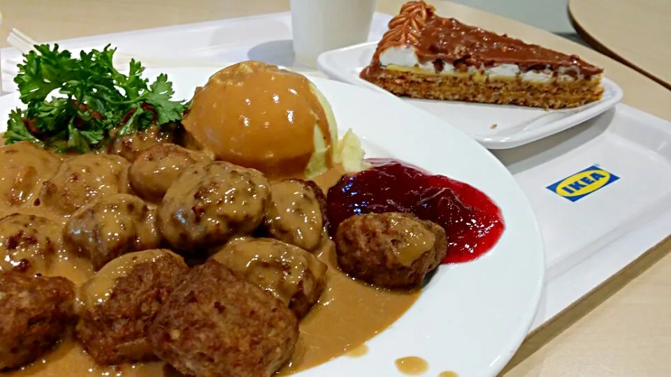 Swedish meatballs and butterscotch cake!|Ernさん