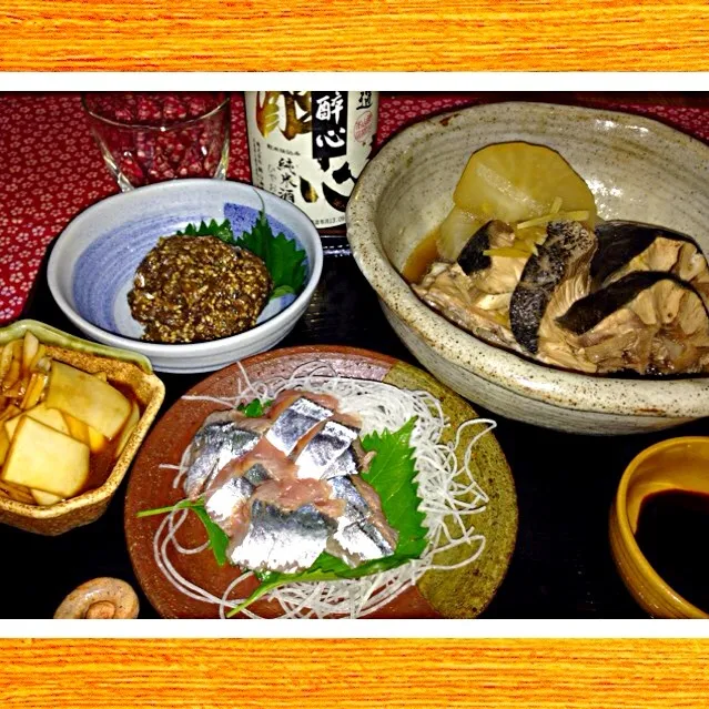 Snapdishの料理写真:ぶり大根とサンマの刺身とゴマ醤油和えと、大根の皮の漬物。今宵は酔心で。|尚子さん