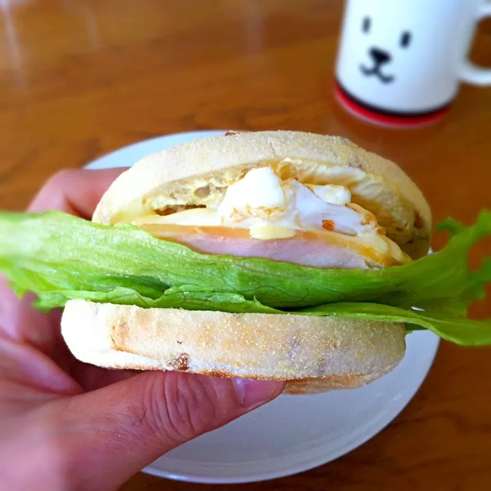 HLEマフィン 〜 ハム・レタス・目玉焼きをガッツリ挟んだ自宅モーニング。台風なんかにゃ負けないぜ(￣^￣)ゞ|リフルシャッフルさん