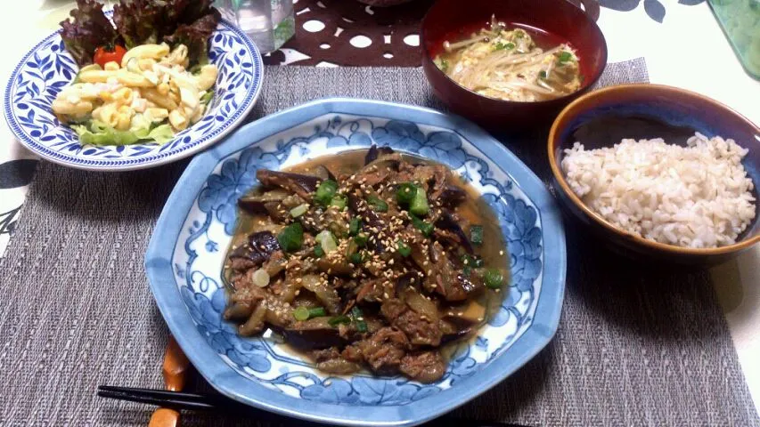 なすとツナの炒め煮、マカロニサラダ、えのきとカイワレのすまし汁、麦ご飯|杉村愛さん