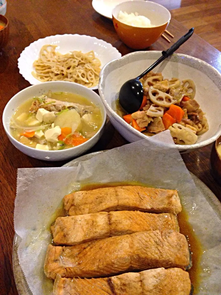 鮭の荒汁と鮭のバター醤油焼と蓮根と鶏肉の煮しめと蓮根の金平|りょうさくさん