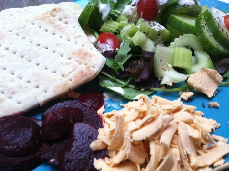 Salad w/ vegan cheese & beetroot|Nick Hiderさん