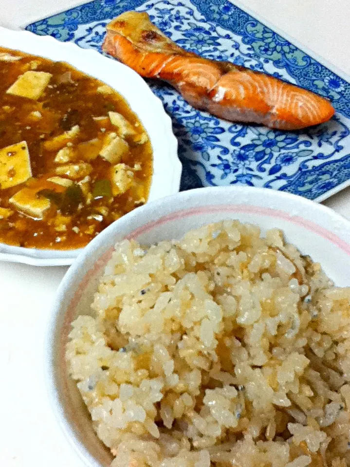 今夜はジャコあさりめし、麻婆豆腐、焼き鮭、あと野菜…。|Yasuharuさん