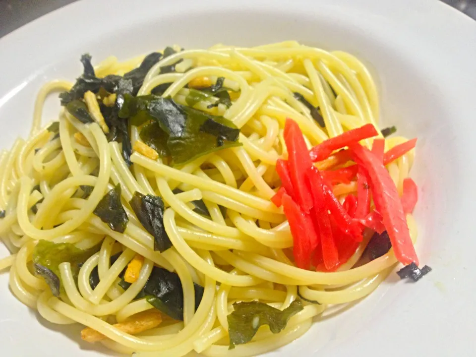 永谷園のお茶漬けのり味のパスタ。ワカメ入り。♪( ´▽｀)|shenhuaさん