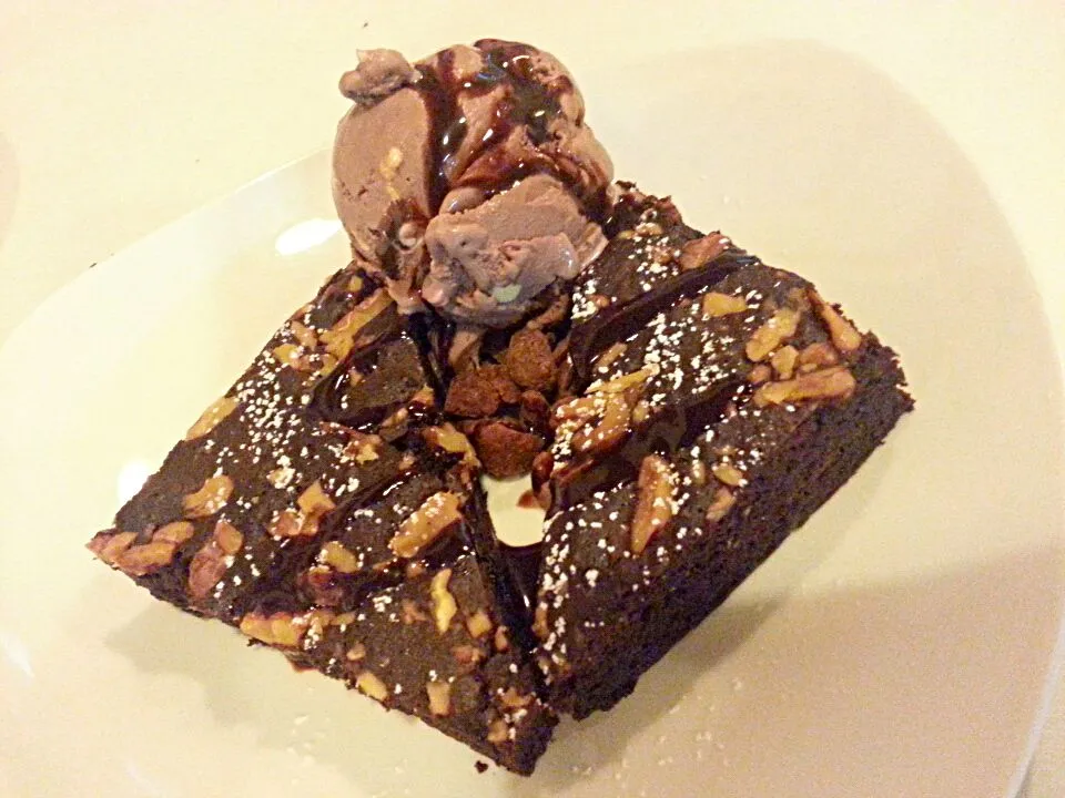 Yummy Brownies with Macadamia Chocolate Ice Cream... Yummilicious!!!|Tommy Lowさん