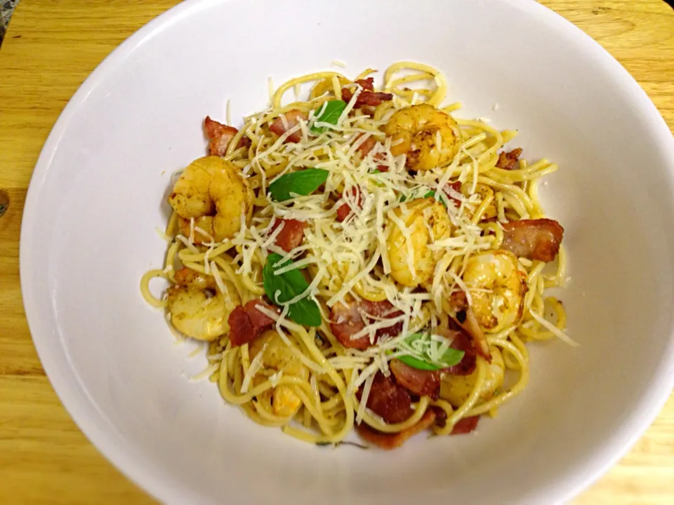 Spaghetti with garlic butter, shrimp and bacon|Steve Pountneyさん