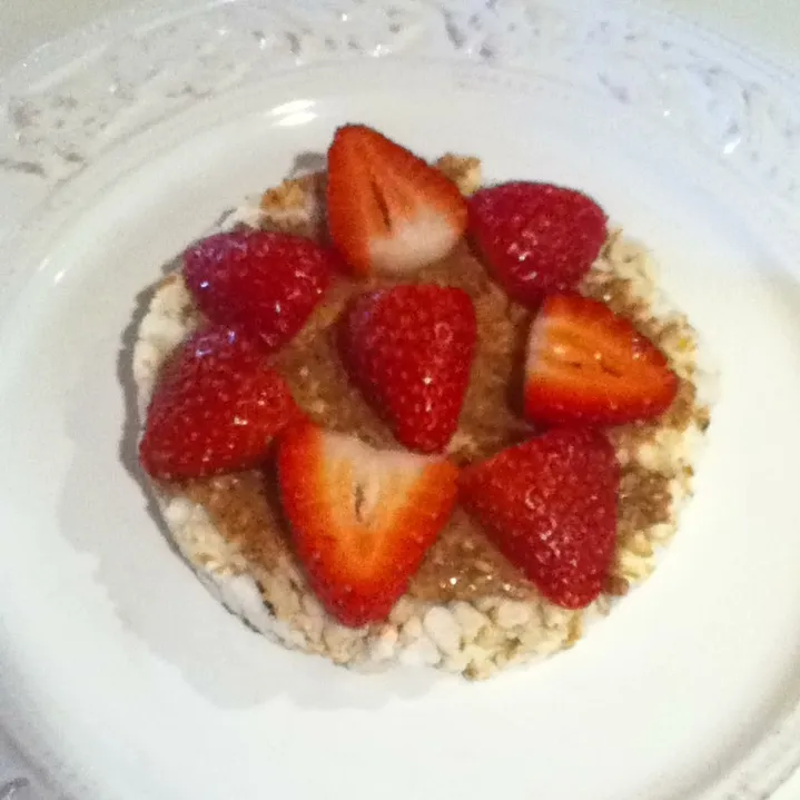 Strawberries & almond butter on rice cake|Sai linさん