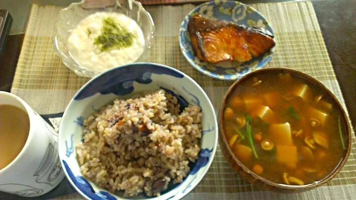 Snapdishの料理写真:長芋&ブリの照り焼き&豆腐となめこの味噌汁|まぐろさん