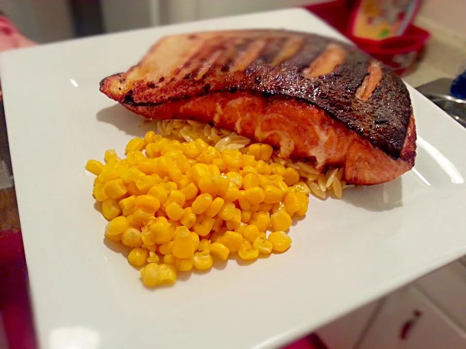 Pan seared salmon with a soy ginger marinade. Something quick and easy thrown together after eating a bunch of sushi|jeffさん