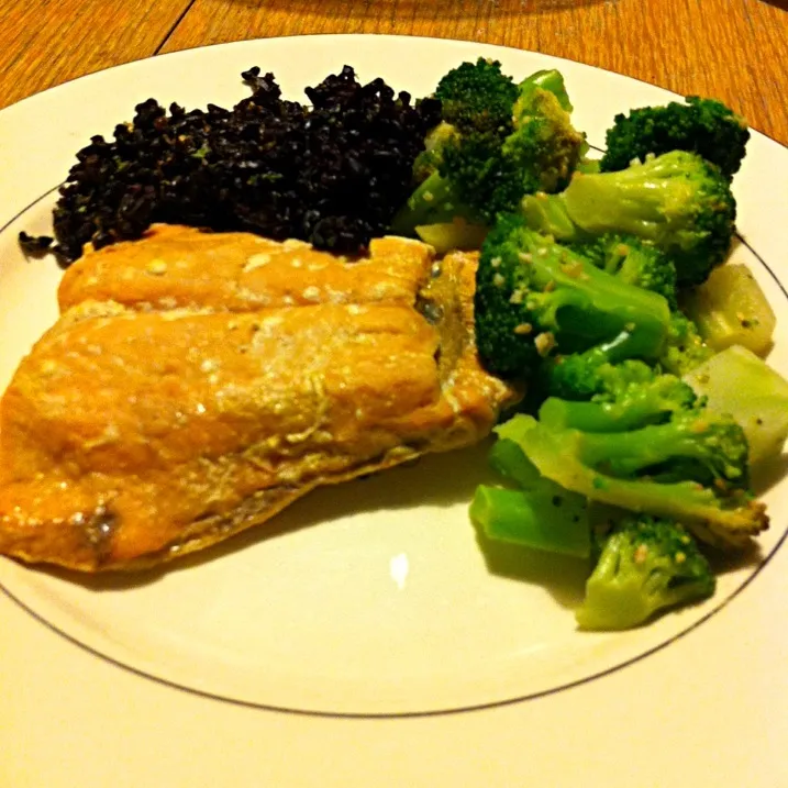 Salmon with some sort of black rice and broccoli|Ericaさん