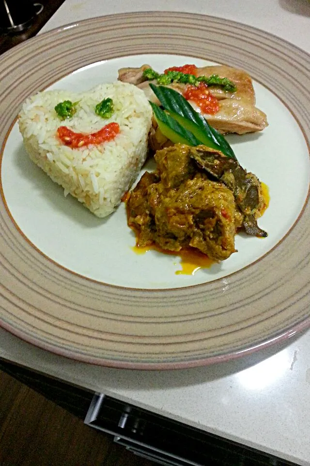 Snapdishの料理写真:Hainanese Chicken rice and Beef Rendang.|Joey Tavares Limさん