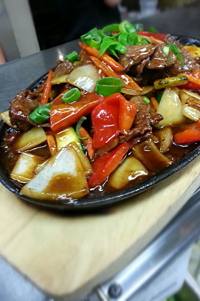 Snapdishの料理写真:Sizzling Mongolian Beef.|Joey Tavares Limさん