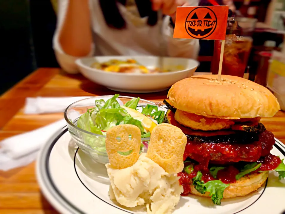 Snapdishの料理写真:VILLAGE VANGUARD DINER ハロウィンバーガー|ゆさん