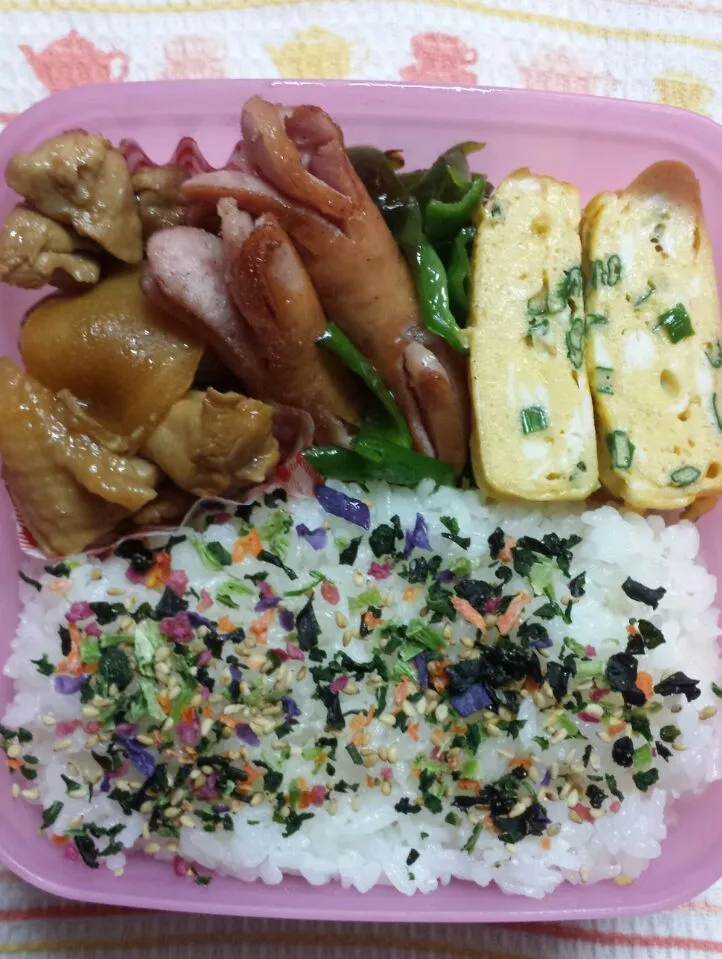 鶏のさっぱり煮とカニさんウィンナーのお弁当|スマーフさん