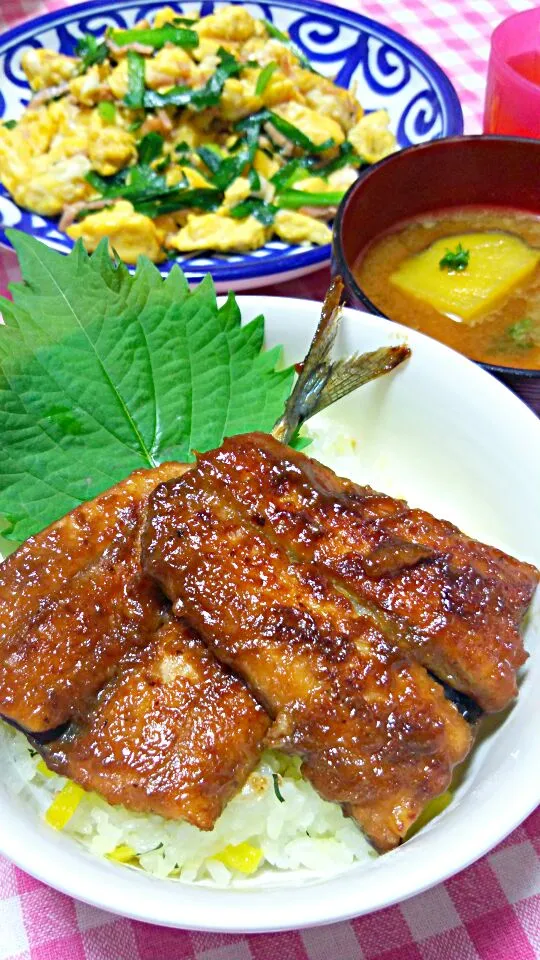 蒲焼き丼(さんま･大葉･たくわん･白ごま)、にらたま、(卵･にら･ハム)、お味噌汁(さつま芋･パセリ･バター)|まあるさん