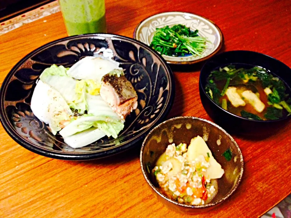 🍁白菜と秋鮭の重ね蒸し🍁豆苗の薬味だれ🍁洋風ひき肉じゃが🍁京風味噌汁|yoko kitamuraさん