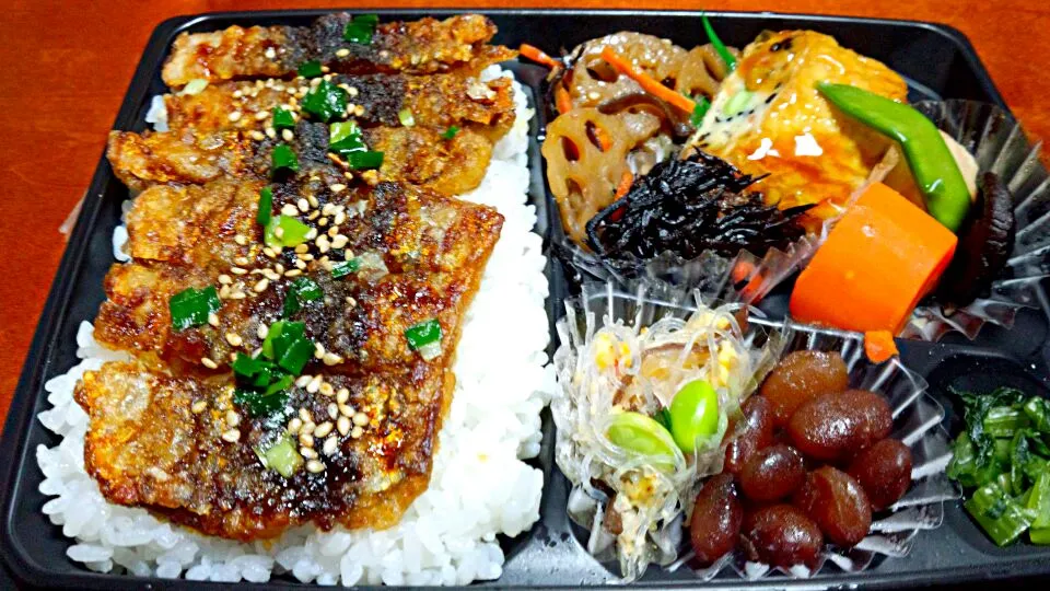 柿安ダイニング　秋刀魚と和惣菜たっぷり弁当|ｋｚｓｙｋさん