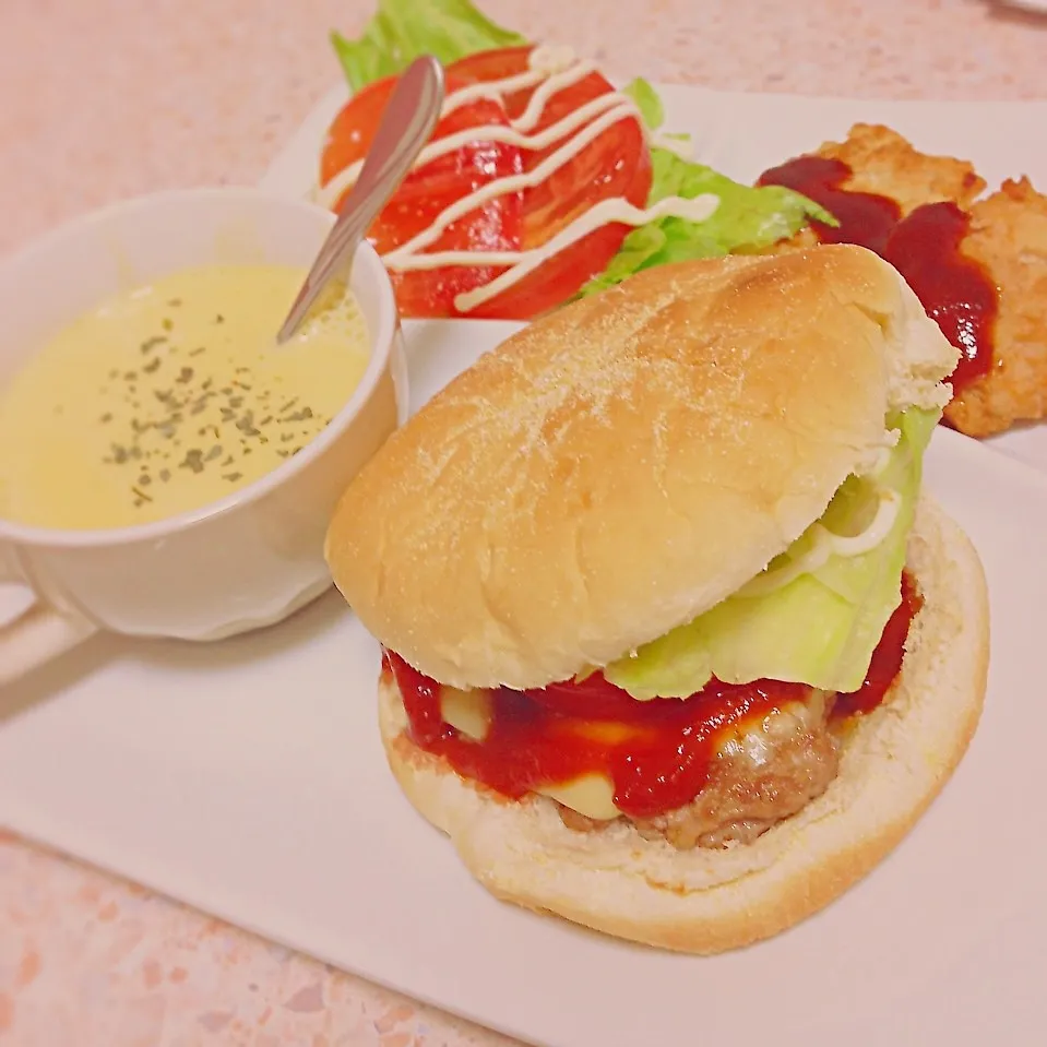 トマトチーズバーガー ナゲット サラダ コーンスープ|はやしさん