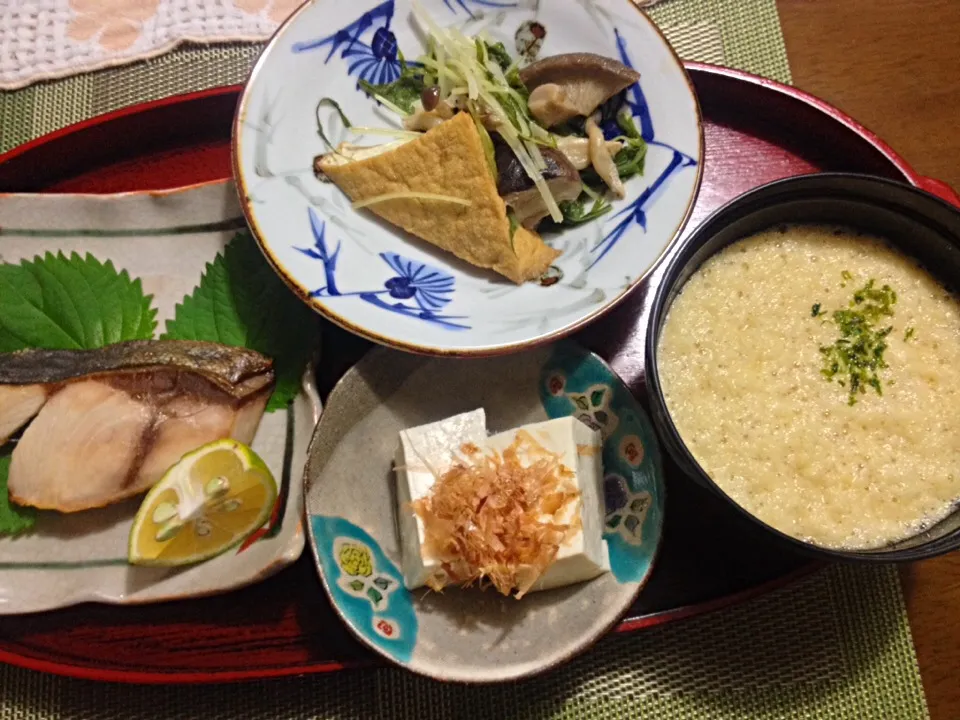 鰤塩焼き、厚揚げ水菜きのこの炊いたん、山芋とろろ汁、湯豆腐|ユムユムさん