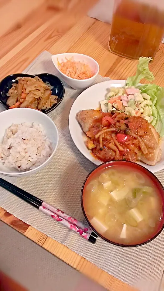 鶏肉のラタトゥイユかけ
マカロニサラダ
きんぴらレンコン
紅白なます
豆腐と長ネギのお味噌汁
雑穀米ご飯は|あや香さん