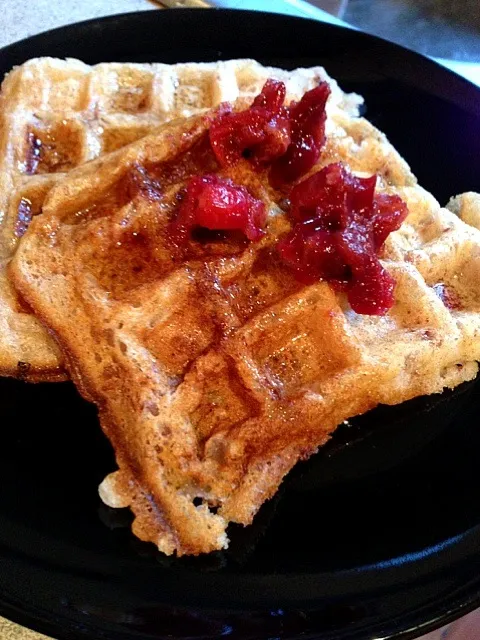 Vegan cranberry waffle with cranberry sauce and maple syrup|georgianaさん