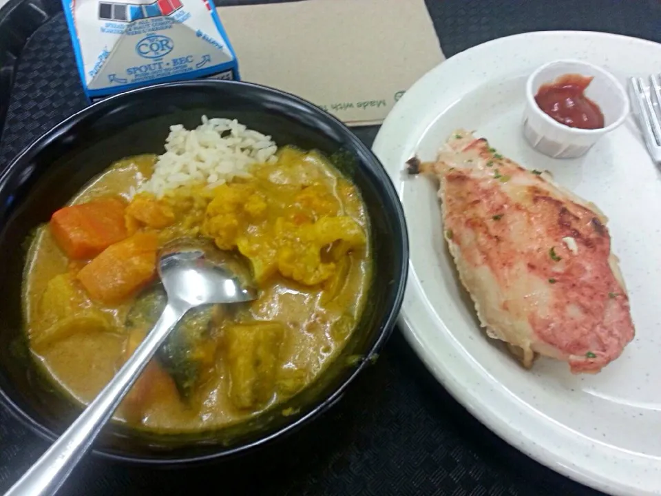 Snapdishの料理写真:Skim milk, veggies rice and curry, chicken breast|joie chowさん