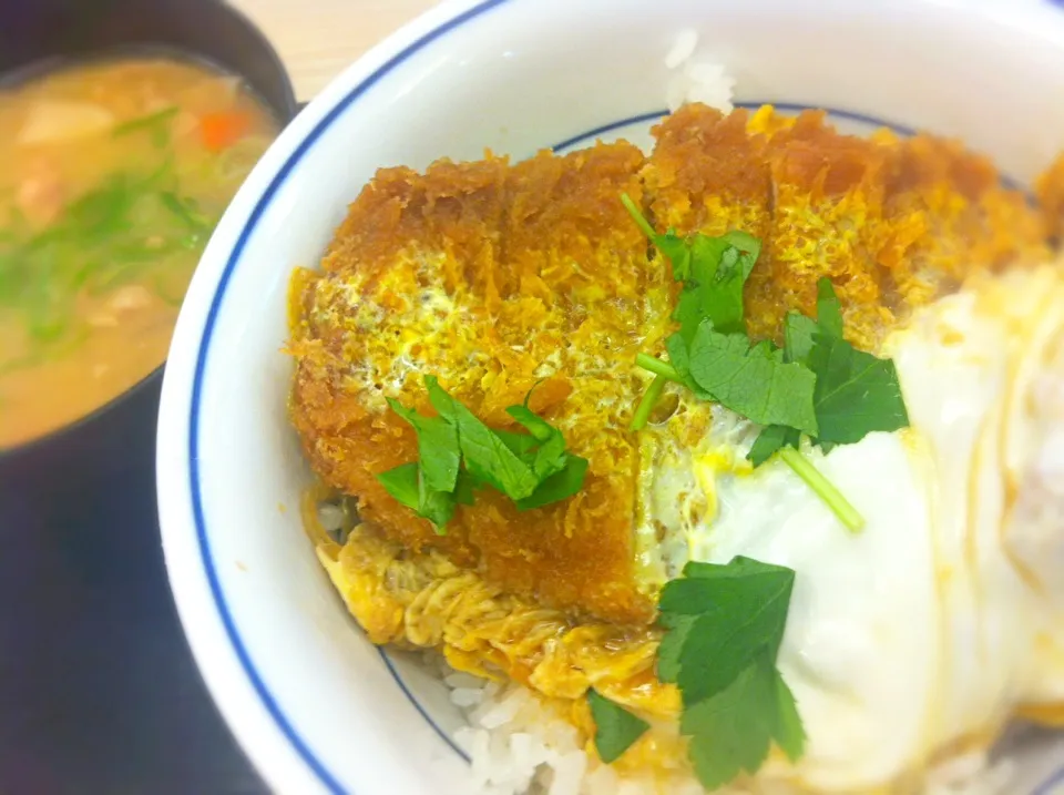 【本日のランチ】カツ丼と豚汁。(ﾟдﾟ)ｳﾏｰ|JTKさん