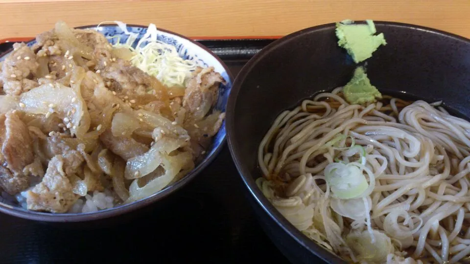 カウンターのみの蕎麦屋だが、湯をくぐらせるのでなくちゃんと茹でててそれなりに美味い。かつ550円の定食はリーズナブル。|SATOSHI OOCHIさん