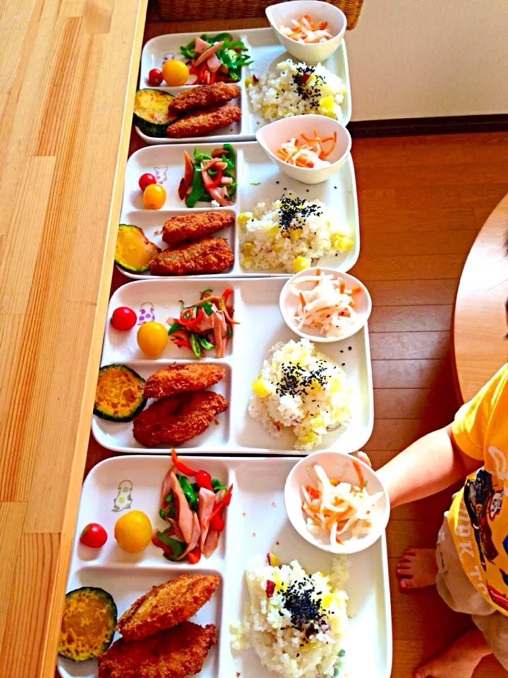 お仕事の日の、子どものお昼ご飯、四人前( ´ ▽ ` )ﾉ|ふみぃさん