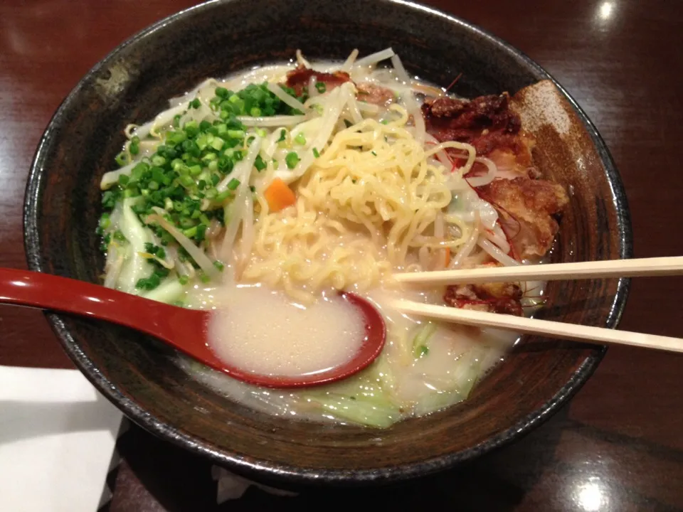 白湯という、豚骨味に似た味のラーメン|めーぷるさん