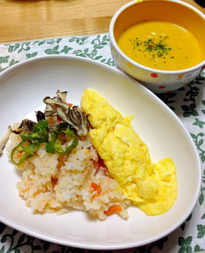 丸ごとトマトの炊込みピラフ🍅 で オムライスもどき🍳|こいちさん