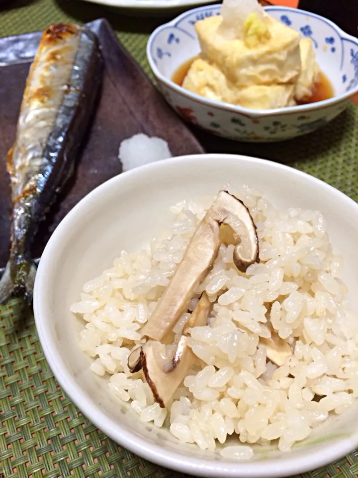 Snapdishの料理写真:松茸ごはん （と秋刀魚と揚げ出し豆腐）|charさん