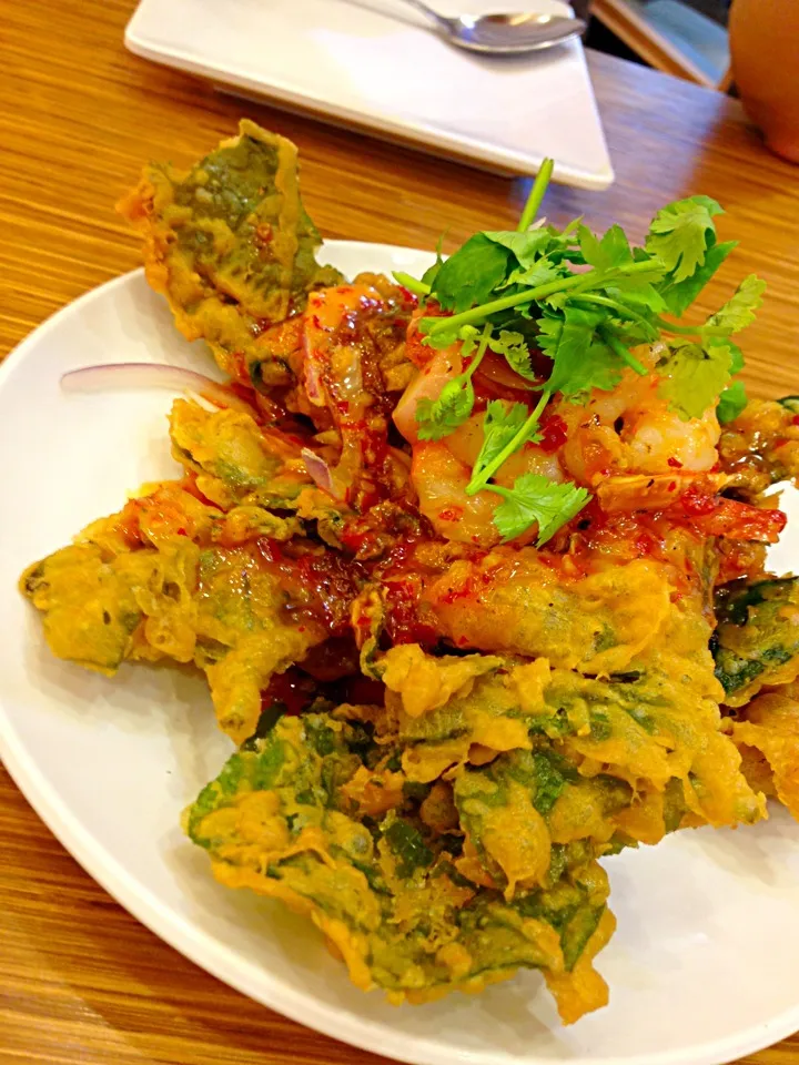 Deep fried vegetable mix with spicy sauce|PhUnGさん