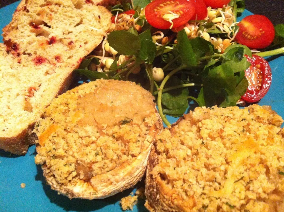 Leek & Wensleydale stuffed mushroom with beetroot & apple bread and salad|Nick Hiderさん