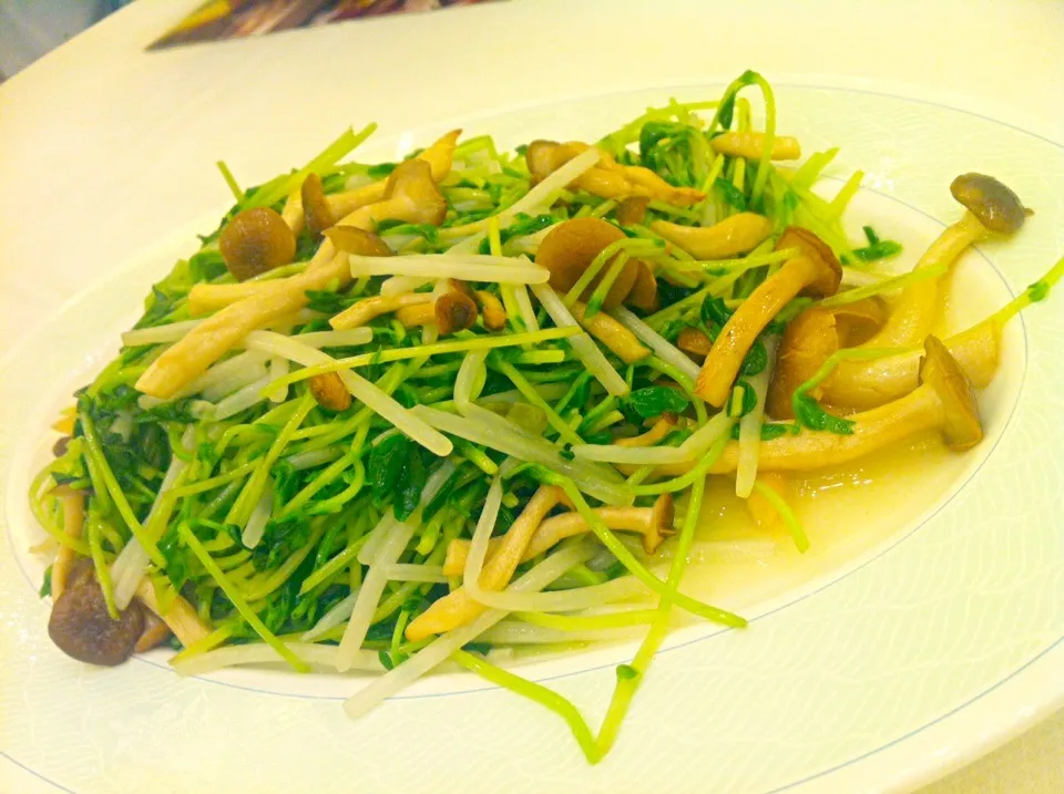 Sauteed mushrooms with pea sprouts|skyblueさん