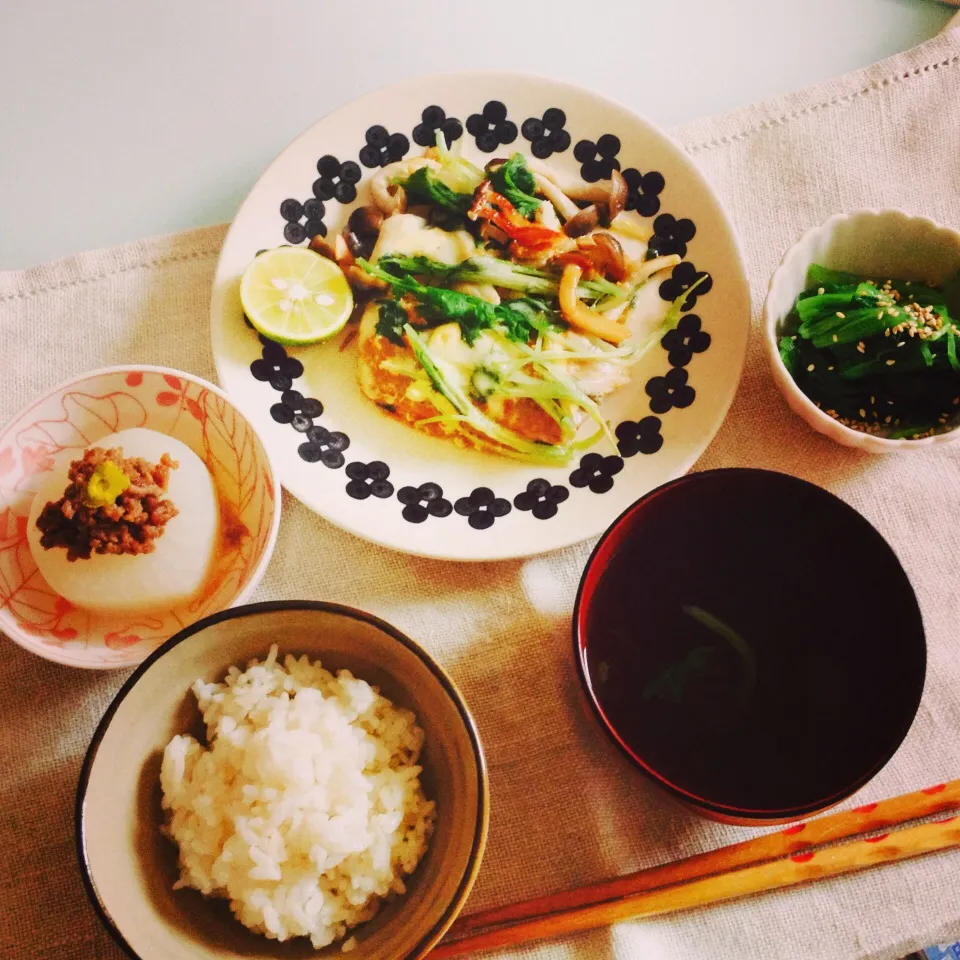 鮭の味噌チーズ焼き、小松菜のおひたし、ふろふき大根、すまし汁|ユウコさん