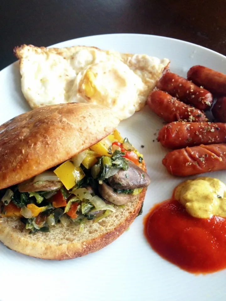 Snapdishの料理写真:Mixed veggies burger- Egg- Sausage|Prae~*さん